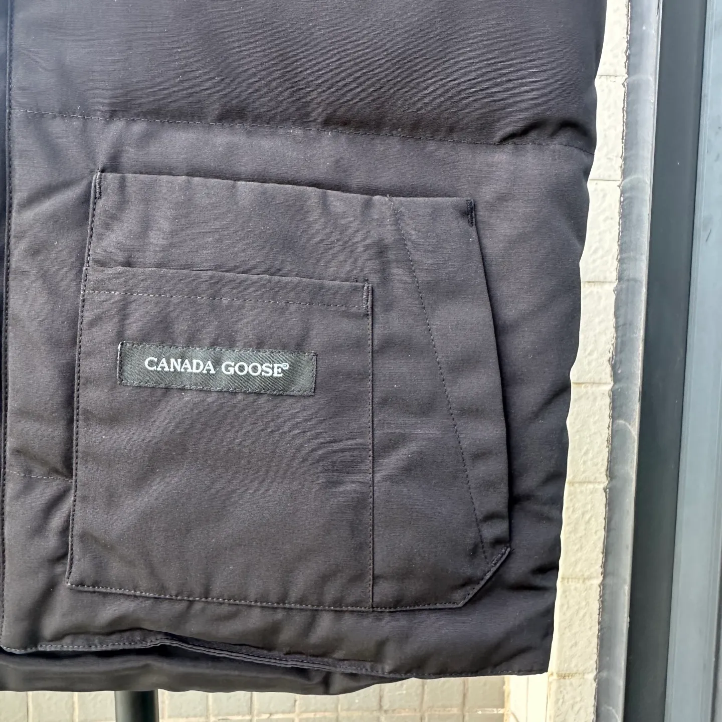 P380 Top real shot - Style number: TT119 Canada Goose has always been recognized as the warmest down jacket. Various Instagram celebrities, Internet celebrities, and celebrities often wear it for street photos. I make Canada Goose every year, but I still can't get rid of my love for the goose. No matter how cold the days are, there is no need to be afraid because of the care of the goose. The down vest is definitely a concave shape in autumn and winter. It is a trading company order model, exclusively launched! The purchase at the counter is the same as the genuine original clothes. Pay attention to the matching. There is velvet on the back collar, which is more warm. There is a zippered hidden pocket on the inside, and the genuine net pocket is synchronized inside. You need to compare the genuine products at any time. All the accessories are custom-made from the original factory. 1️⃣Fabric: Domestic exclusive Japanese original fabric with characteristics: waterproof, drill-proof, anti-fading, 24-count calendered woolen surface (waterproof level conforms to the ball raincoat level) 2️⃣Down: national standard 80 white duck down Supports identification (many on the market are 50 velvet and recharged in order) with better thermal insulation performance, light and not heavy, and good recovery of fluffiness after compression!  3️⃣Zipper: Original factory customized zipper with clear engraving and perfect texture. Original customized authentic YKK military-grade copper core zipper puller that can withstand hundreds of thousands of pulls. 4️⃣Embroidery: Imported new Behringer embroidery machine customized with 10,000-needle electric embroidery, full/three-dimensional/clear! 5️⃣: 400D high-density count liner fabric in the inner liner completely eliminates the problem of velvet leakage and velvet leakage. In the down woven category, there is no bragging. There is currently almost no one that can do better than us! Make an original product with care, so that every customer has the confidence to introduce it to his customers: This is the top replica version in China. A good product does not need too much soft text to set it off. Color: black, gray, off-white, size: Please note that slight color differences on the product are normal and will not be used as a reason for return or exchange. #Due to different monitor display pixels and external factors such as shooting lighting